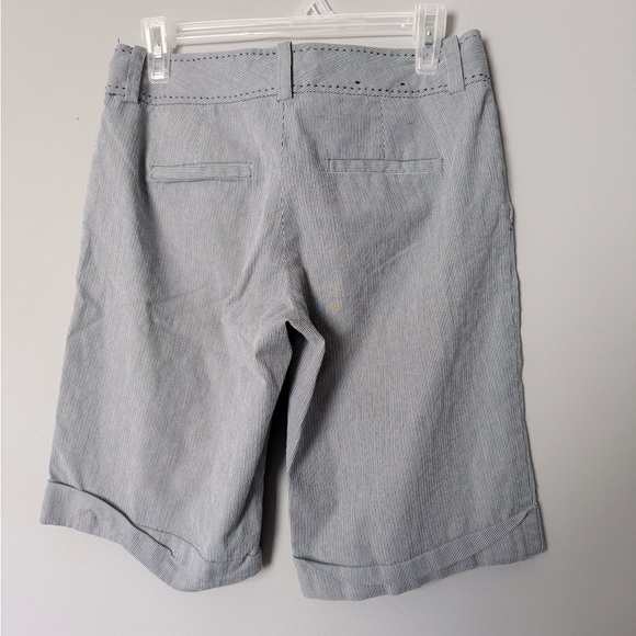 Banana Republic Pin Stripe Bermuda Shorts size 4 EUC like new condition - Picture 2 of 3